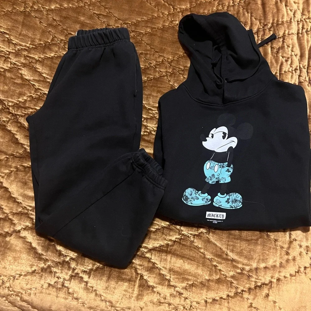Hoodie and sweatpants - Picture 3 of 9